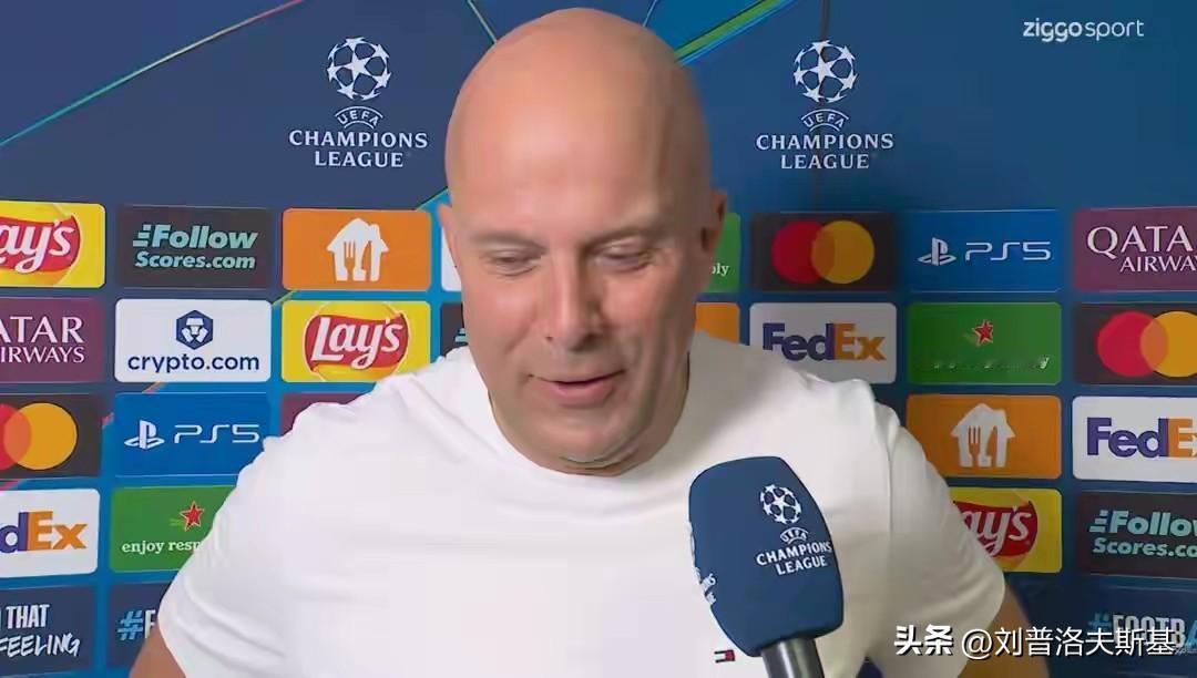 斯洛特这个教练真的让人捉摸不透。
他上赛季带着克洛普留下的阵容，沿用克洛普的打法