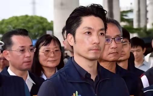 台北市长蒋万安今日上午主持巴威台风第4次工作会报。

别的市长发台风假通知都贴红