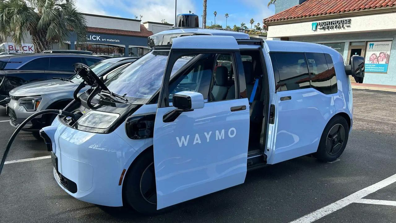 Waymo第六代Robotaxi硬件搭载于中国电动汽车极氪的全电动RT厢式货车上