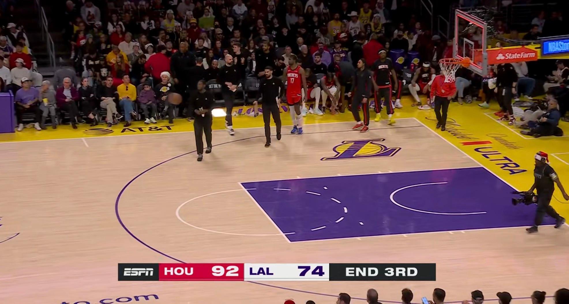 三节战罢，湖人74:92落后火箭18分。太丑陋了，这比赛真是太丑陋了。火箭vs湖