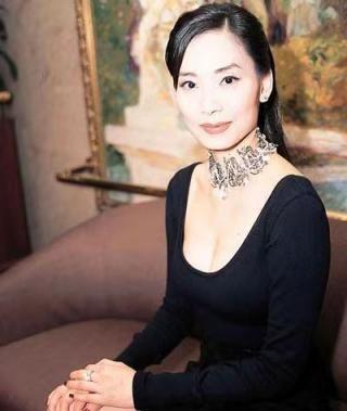 1982年，61岁的赌王何鸿燊对香港第一小姐说：“靓女，有没有兴趣做我的姨太太呀
