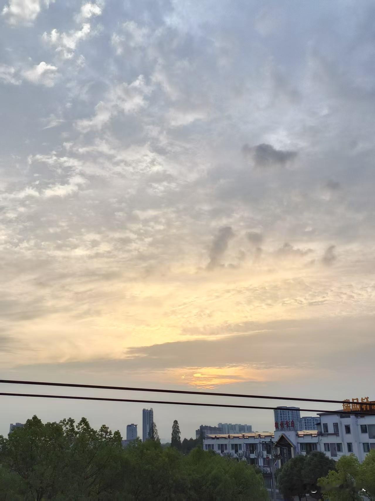 终于拍到了早上日出的太阳。原来离老家，每天都是熬夜到凌晨，早上起不来。时间久了，