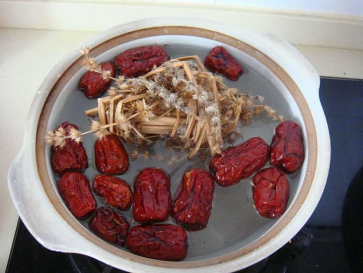 世上有两种活法，也像两类“傻子”。
年轻时只顾安逸、不懂努力赚钱，待到生活处处受