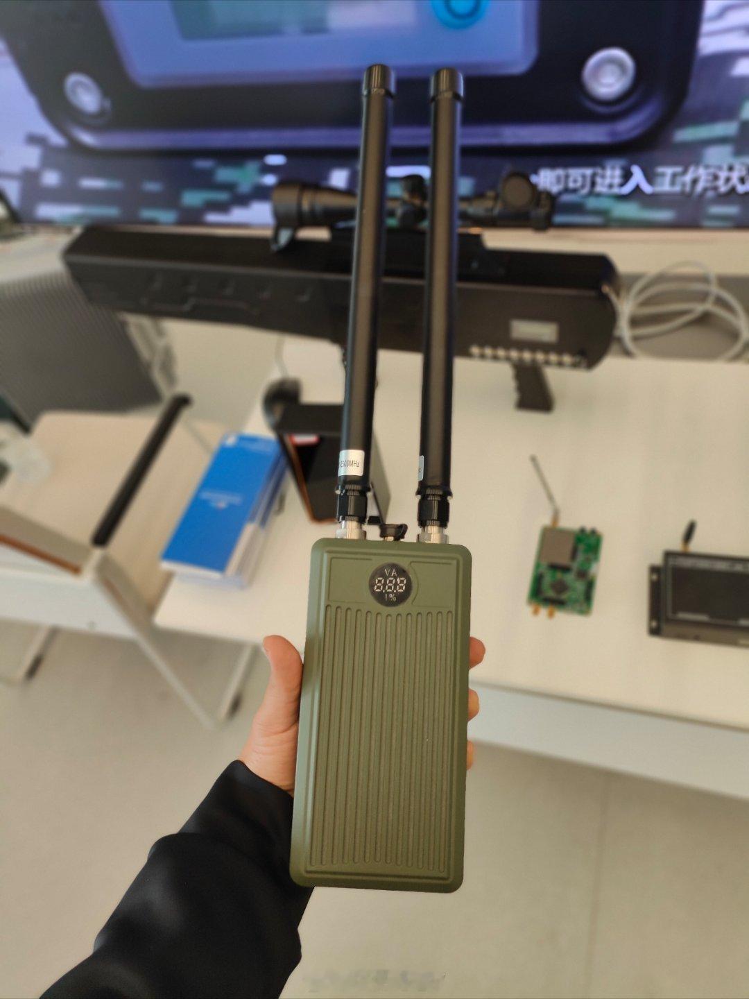 给大家看看中国民间的反无人机设备；有手持干扰仪，有干扰枪，有干扰背包……背包看上