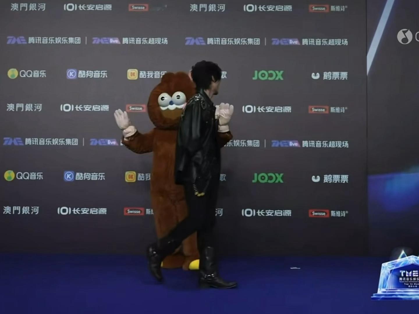 峻峻是小朋友……好萌吧还要和玩偶互动 