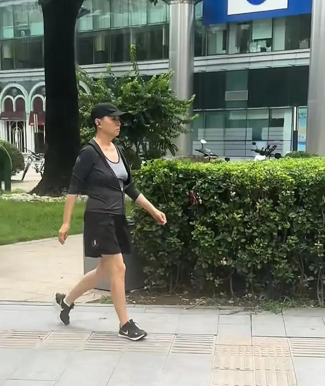 夏日，北京街头的宋丹丹，身材真好！宋丹丹身材健美，凹凸有致。怎么看怎么也不像65
