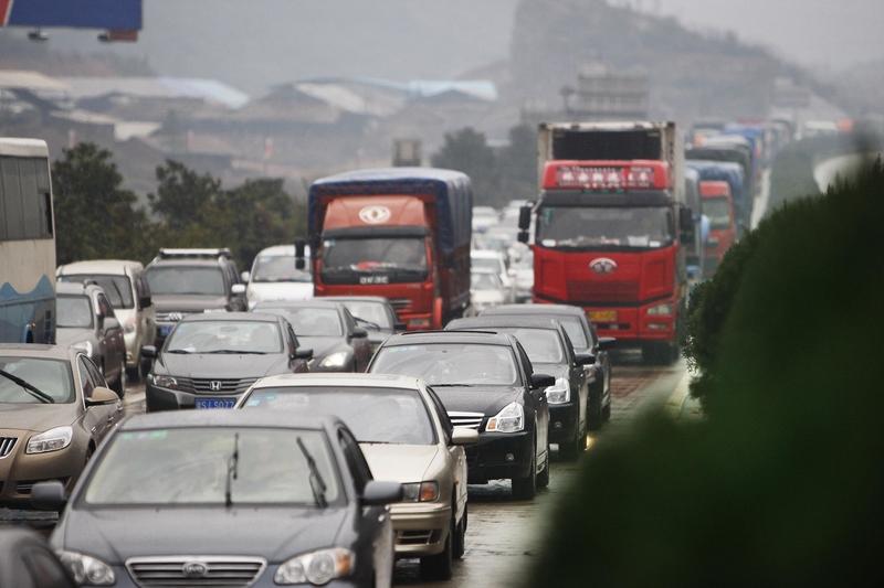 前后左右都是车 2026年2月15日0时，春节高速免费政策正式开启，前后左右全是