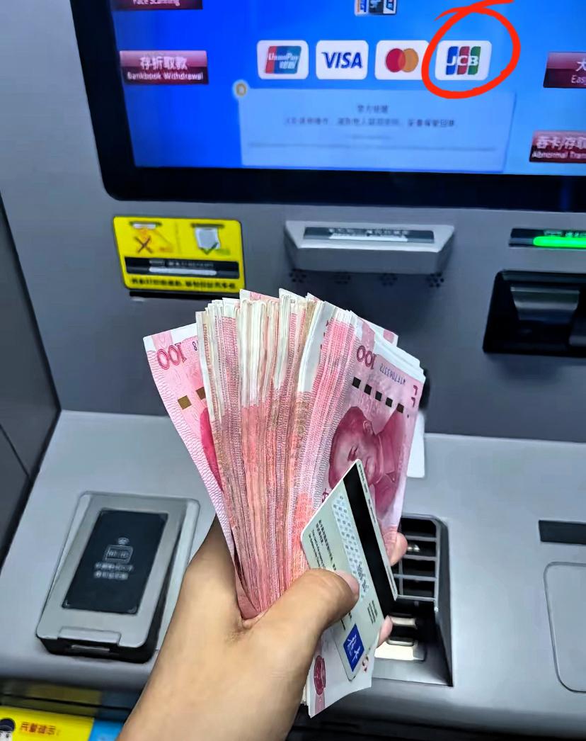 听完银行朋友的实话，
我连夜翻出了自己的定期存单！
原来我们傻傻存定期，银行早就