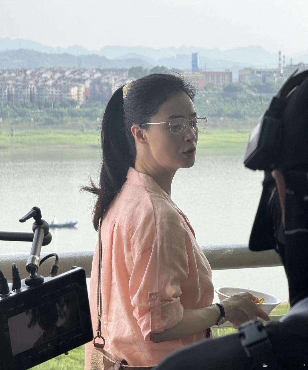 蒋欣在重庆拍戏被偶遇，她现在瘦了好多，气质也变好了，皮肤白里透红，美貌直线上升，