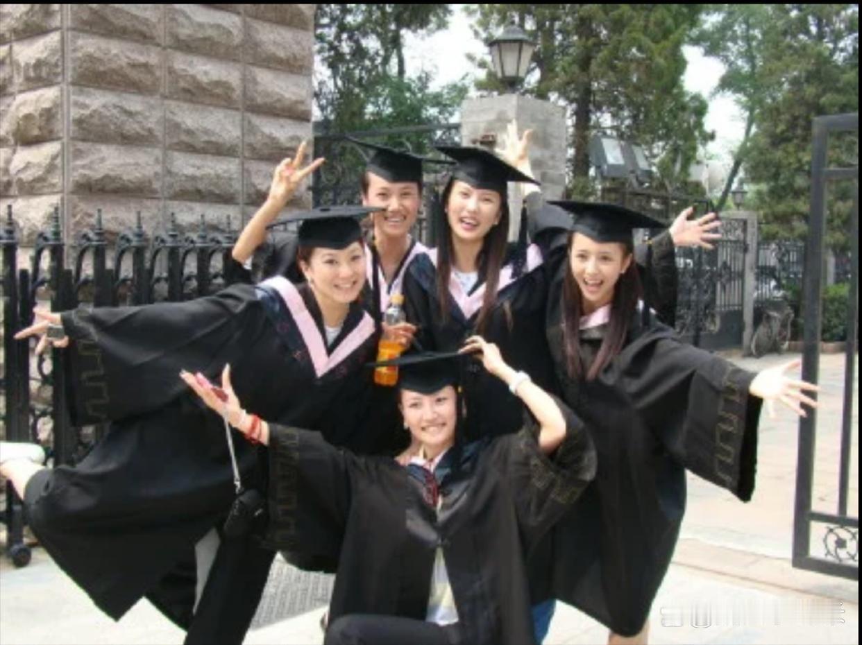 18年前佟丽娅中央戏剧学院毕业照 这颜值确实出挑 
