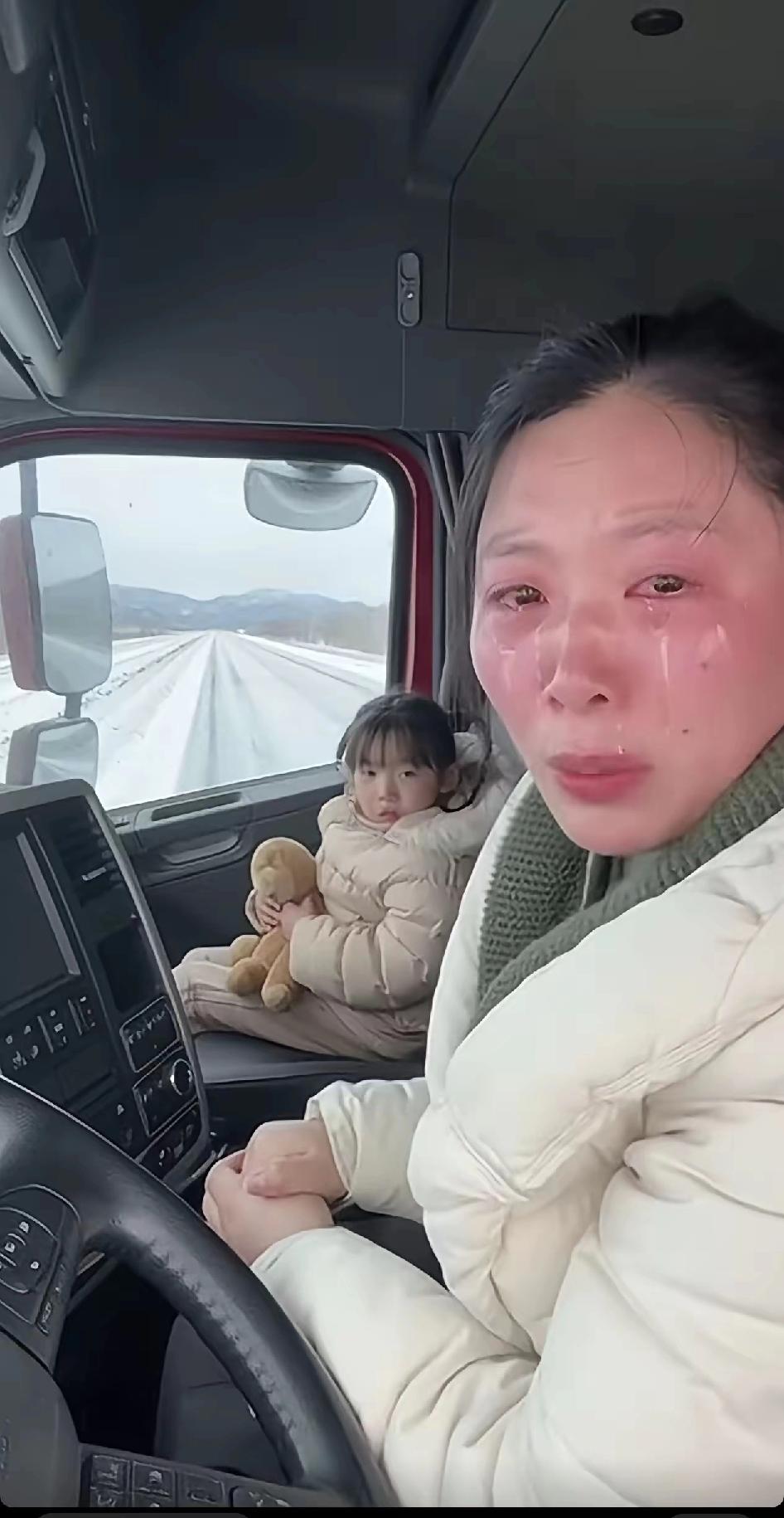 一位从山东拉货到西藏的单亲妈妈，此刻外面的雪越下越大，孩子冷得受不了。一路上，只