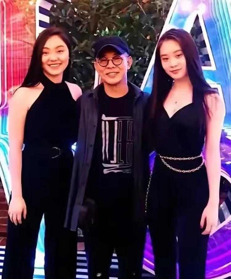 李连杰与现任妻子利智育有两个女儿，大女儿Jane Li，小女儿Jada Li。J