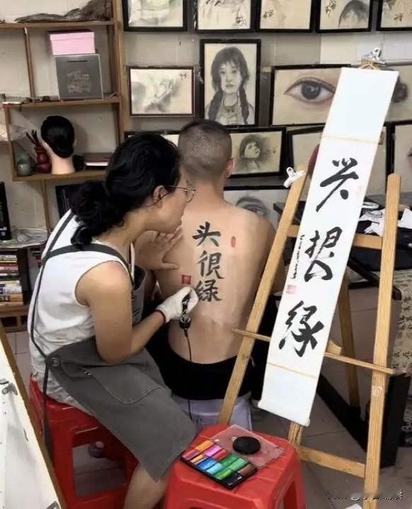 哈哈，这女纹身师有大麻烦了，三个字全都纹错了，关键是寓意很伤人啊，估计要吃不了 