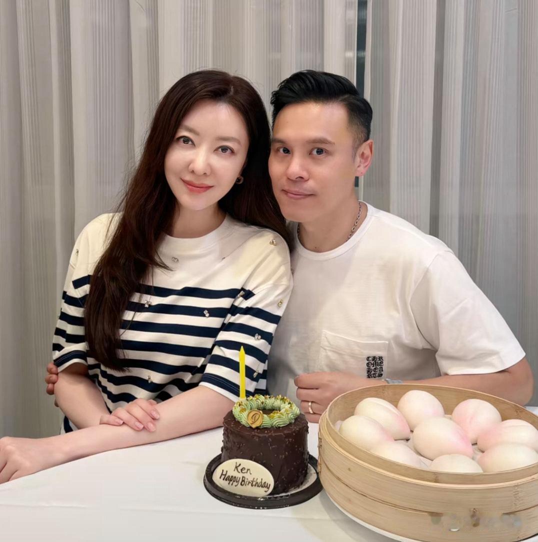 46岁熊黛林为老公郭可颂庆祝生日，8岁双胞胎女儿也在场。两个女儿的颜值都一般，五