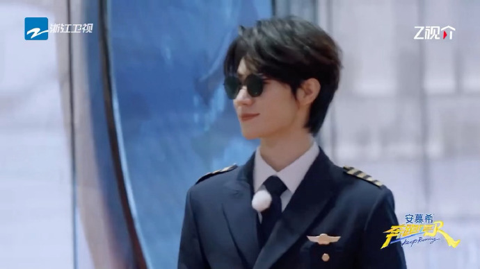 张真源制服机长造型张真源有白月光杀回来的悸动了 张真源有白月光杀回来的悸动了，张