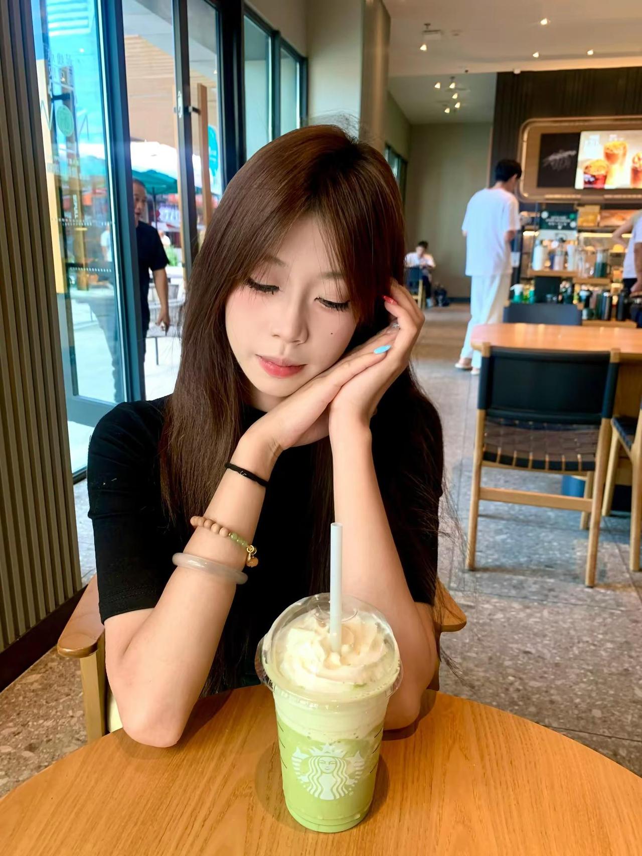 下次见面 一起喝抹茶星冰乐 好不好少女与咖啡