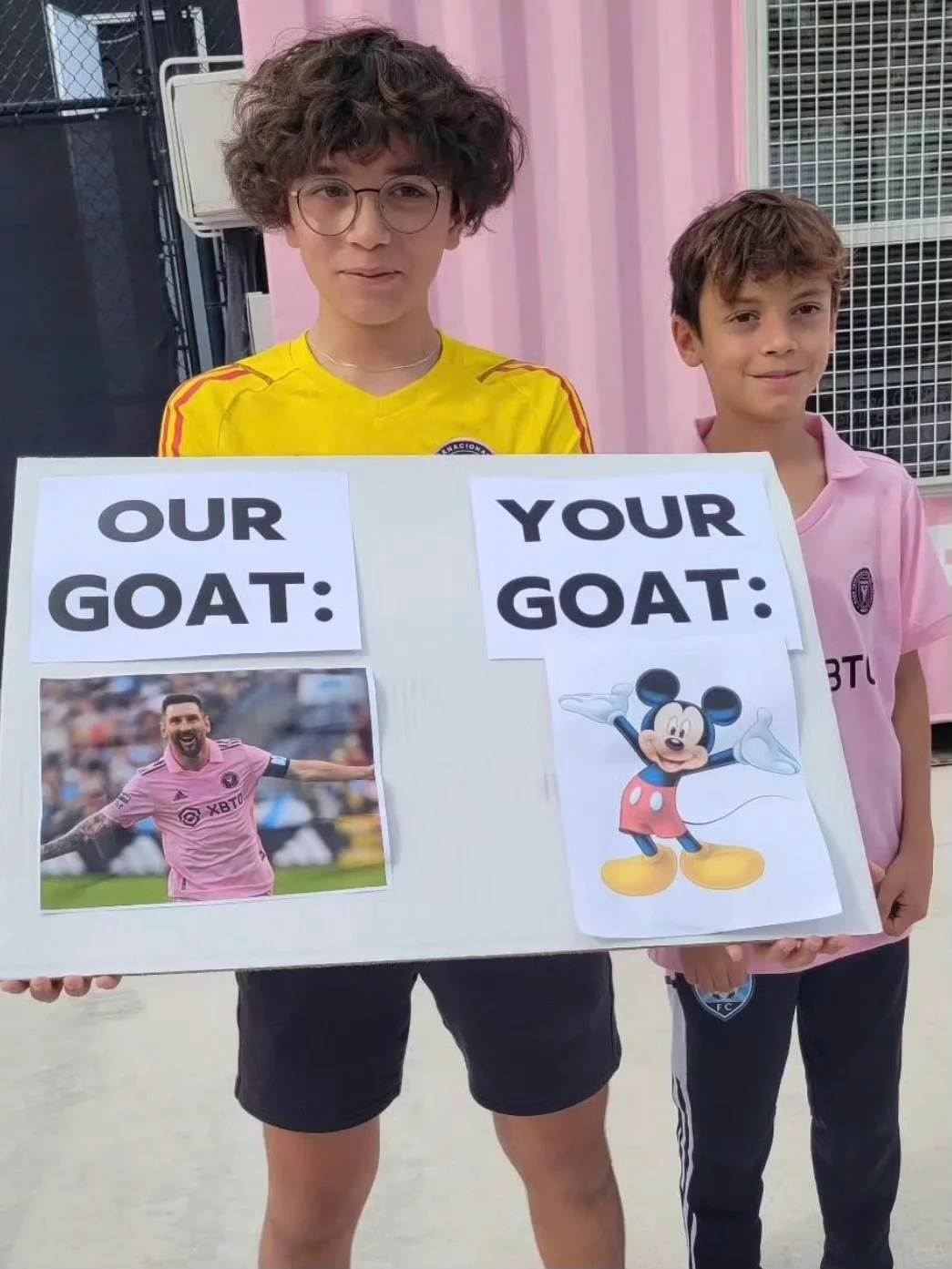 今日小球迷：我们的Goat是梅西！你们的是…