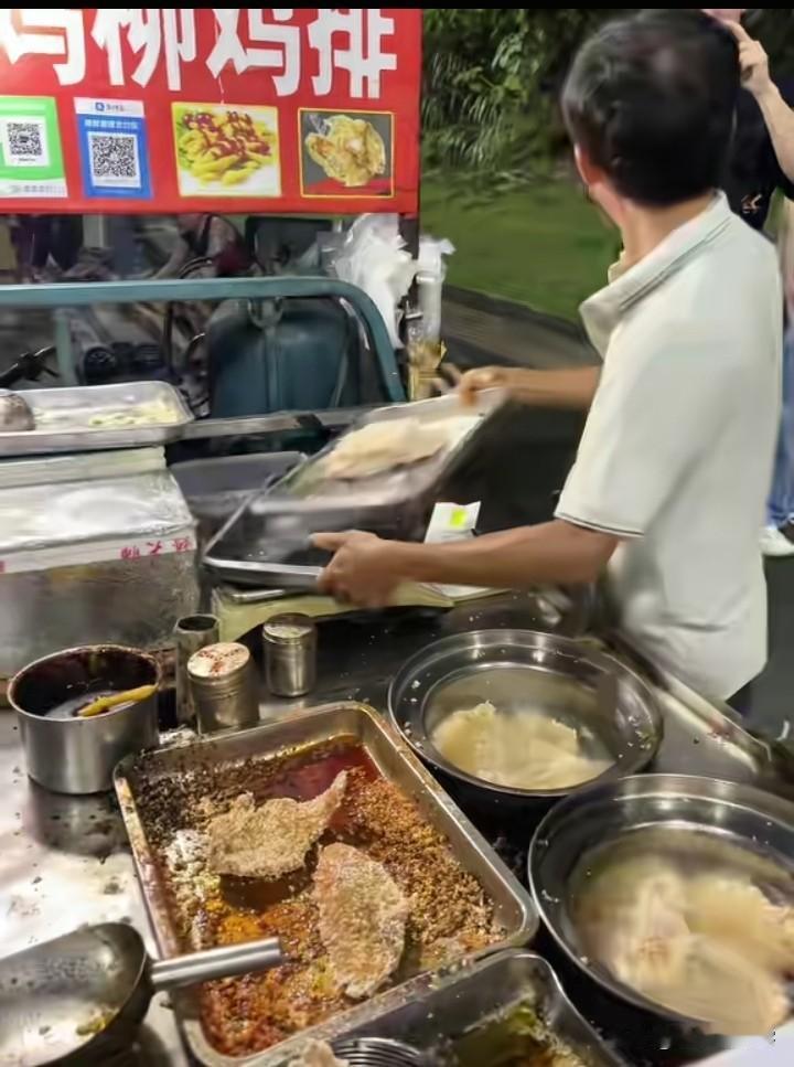 买鸡排的千千万，鸡排哥凭什么能够爆火全网？

卖“鸡排”大有人在？为什么独景德镇