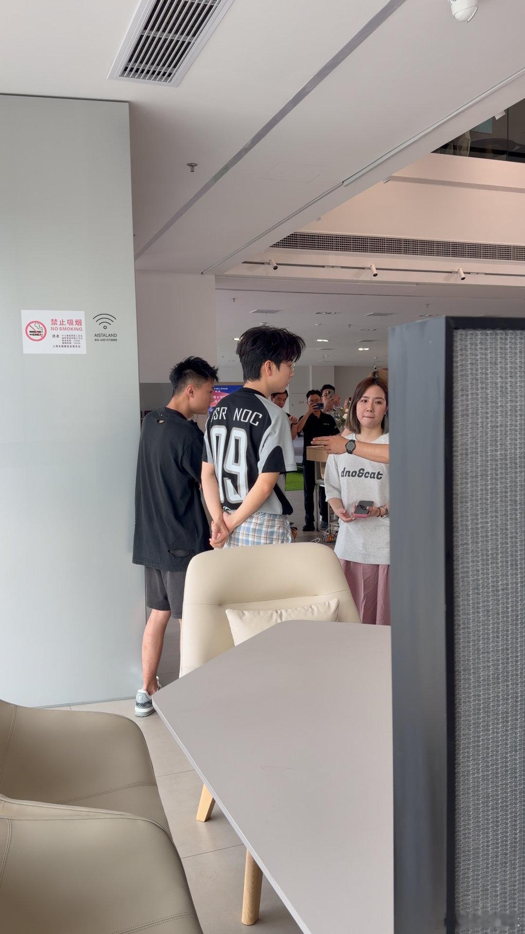 下次买车我就这么发朋友圈 没提前通知任何人提车的行程，亲戚朋友却齐聚展厅，几十人
