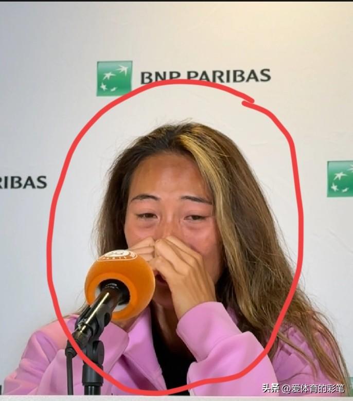 赛后，郑钦文哭得稀里哗啦，这一幕太让人伤心了[笑哭]，本以为里巴归队了，赛前与T