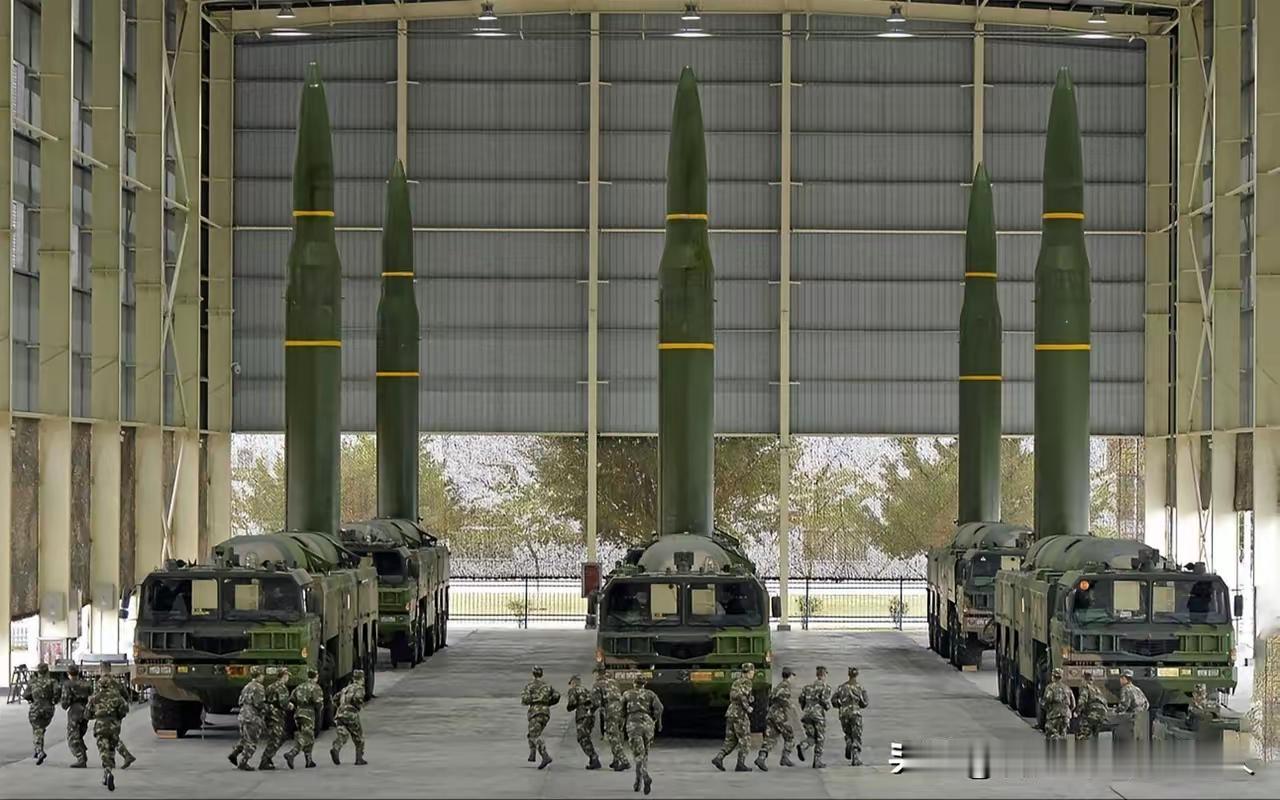 俄乌停、中东平，周边邻居紧盯中日局势。日本此次发疯，是产业窒息前的临终反扑，再过