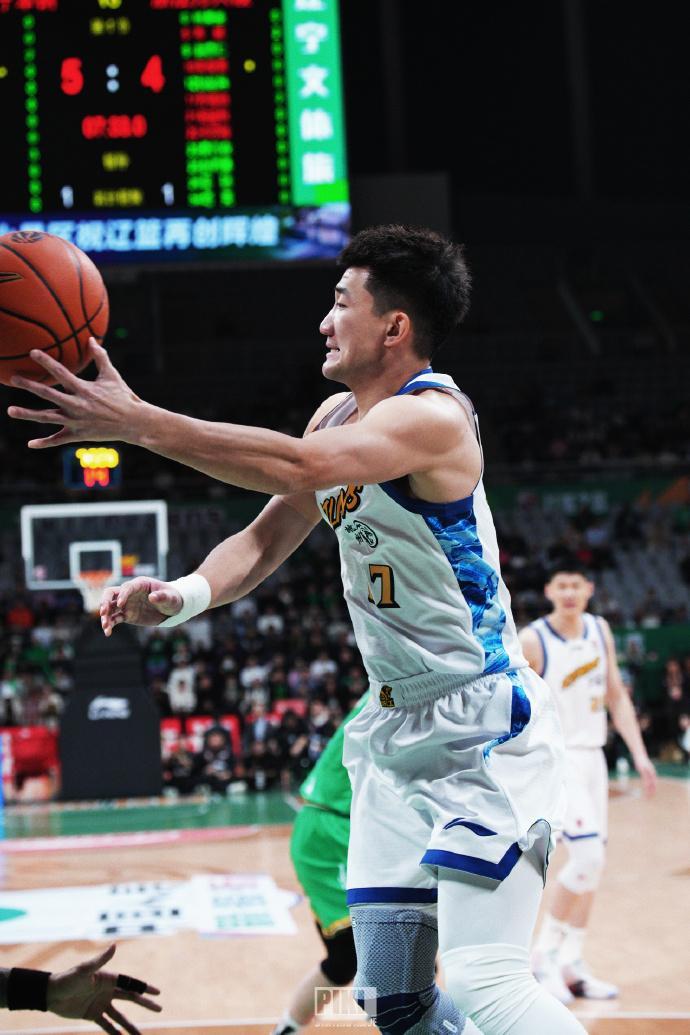 辽宁男篮击败卫冕冠军广厦辽宁男篮主场95-79击败广厦男篮，取得赛季两连胜！ 如