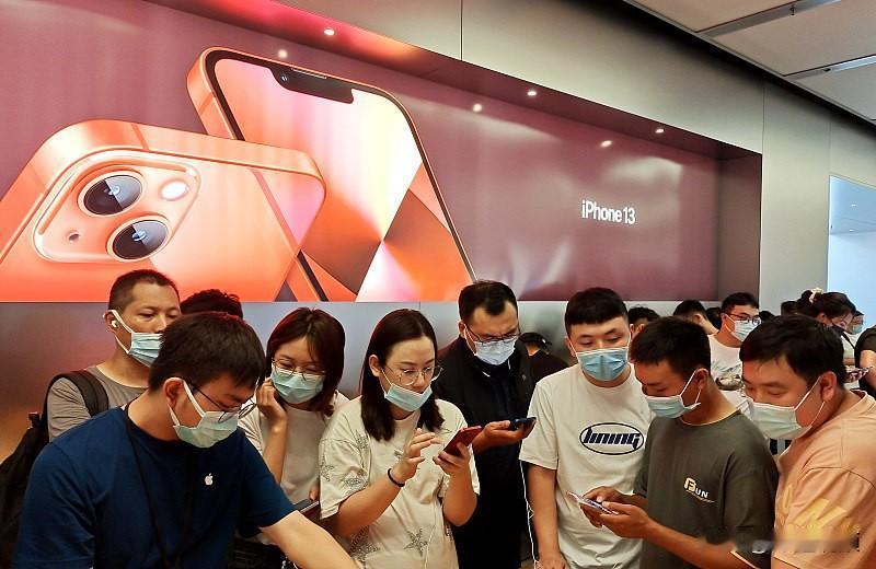 如何看待年轻人疯抢iPhone18 蹲首发iPhone18的年轻人里，真不全是为