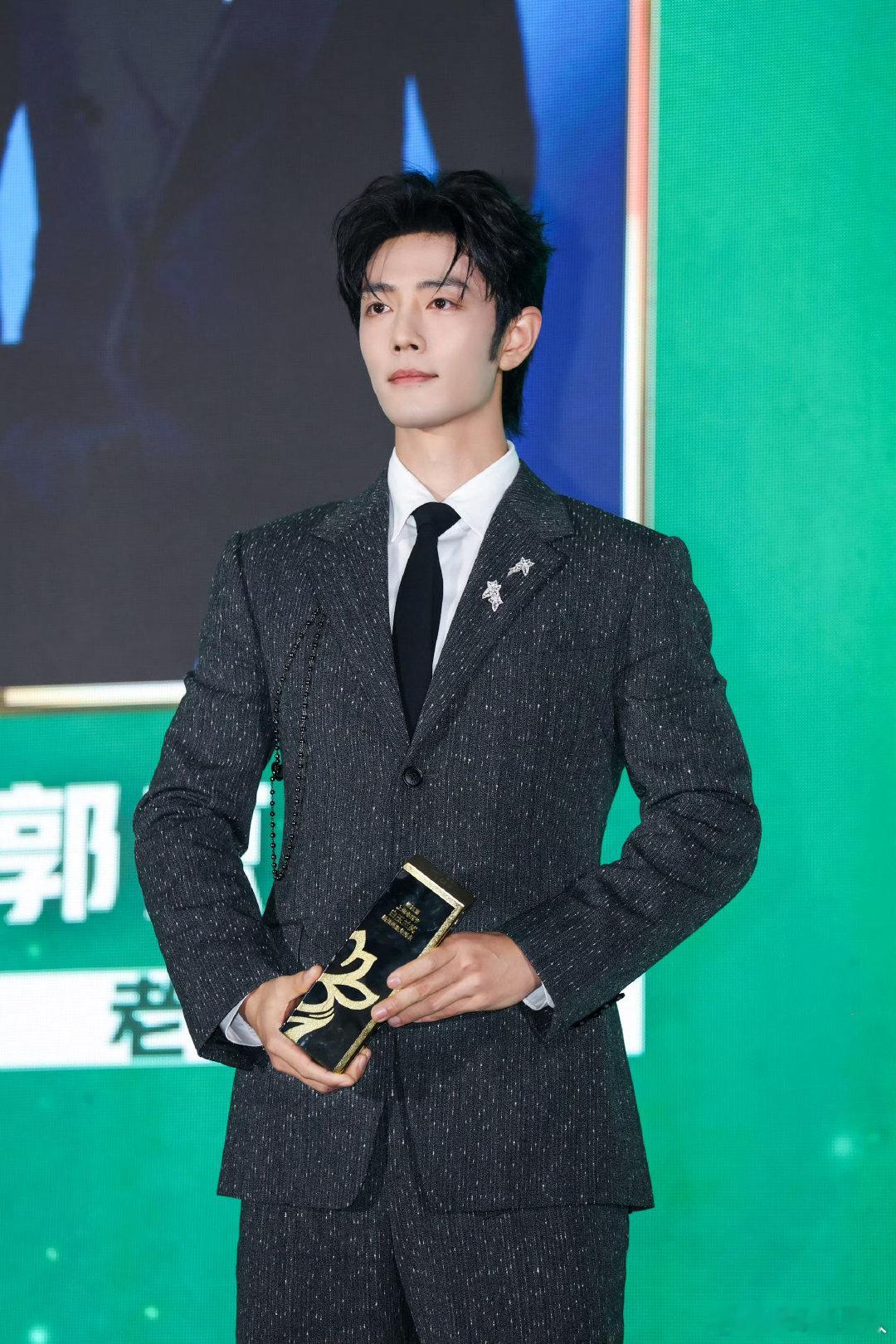 肖战成名多年依旧害羞明明是气场全开的大明星，却在被关注时低头抿笑，指尖轻蹭嘴角的
