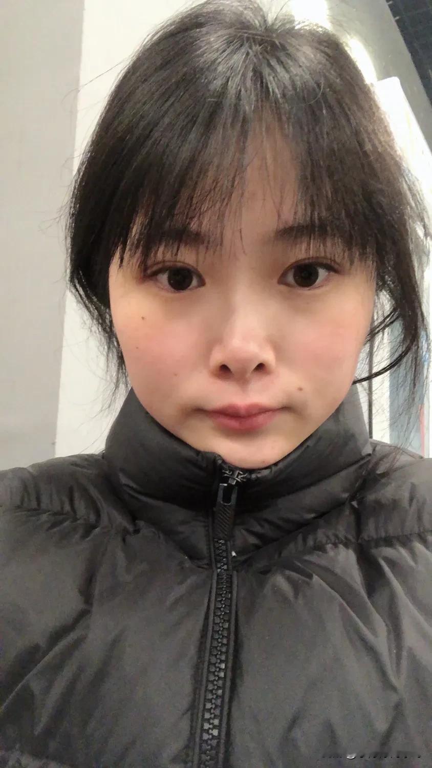 美女饿的肥头大耳了，奖励自己吃顿好的