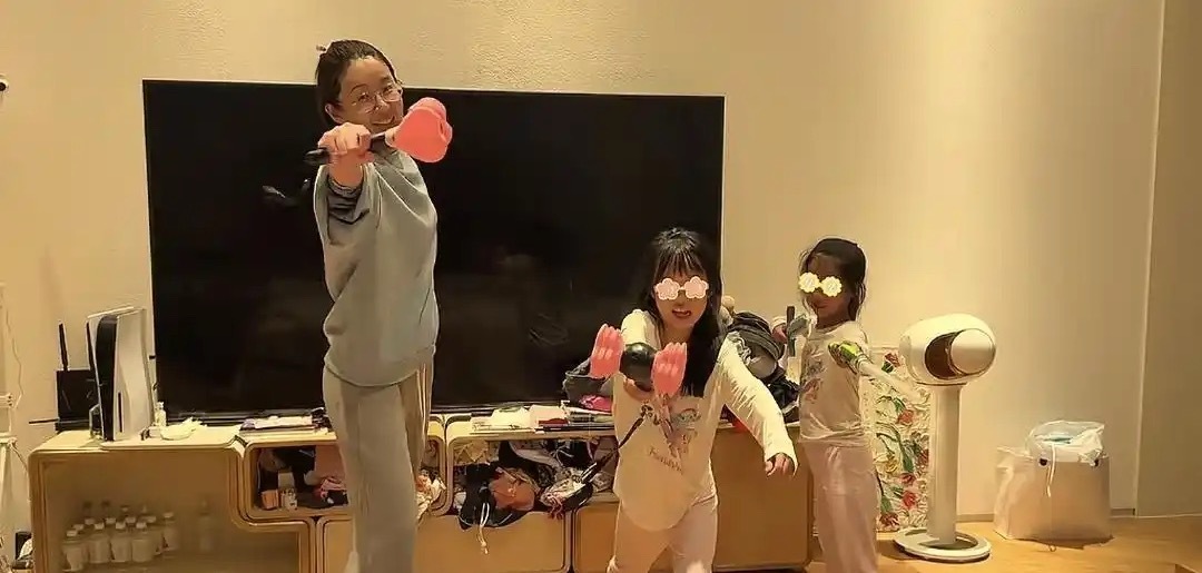 陈赫与妻女互动日常，41岁张子萱状态似长女，卧室宽敞凌乱如客厅 