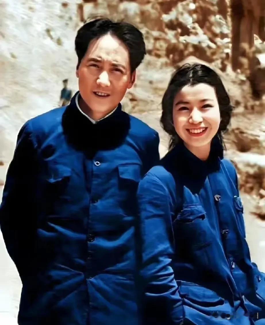 那时的伟人很年轻，那时的共和国还在襁褓中；如今伟人已就寝，如今的共和国能上九天揽