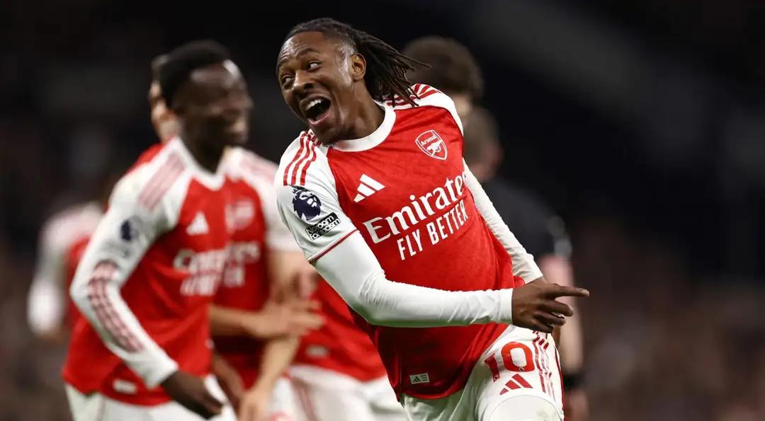 4:1！哲凯赖什自我证明，埃泽梅开二度，阿森纳双杀热刺，领先曼城5分上轮在两球领