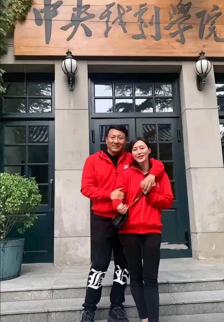 房子斌与杨雨婷是中戏同学，校园结缘成夫妻。结婚26年恩爱，曾住18平小屋，如今一