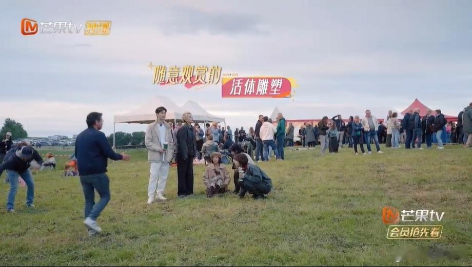 #宁静被社牛路人整顿# 感觉合影的那一刻宁静僵硬的姿势已经透露了很多，终于直观感