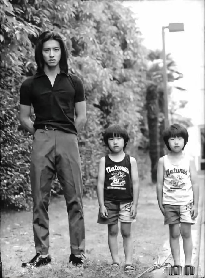 青年时期的木村拓哉，这么小的个子，脸再帅，恐怕在内地也无法混吧？ ​ ​​​