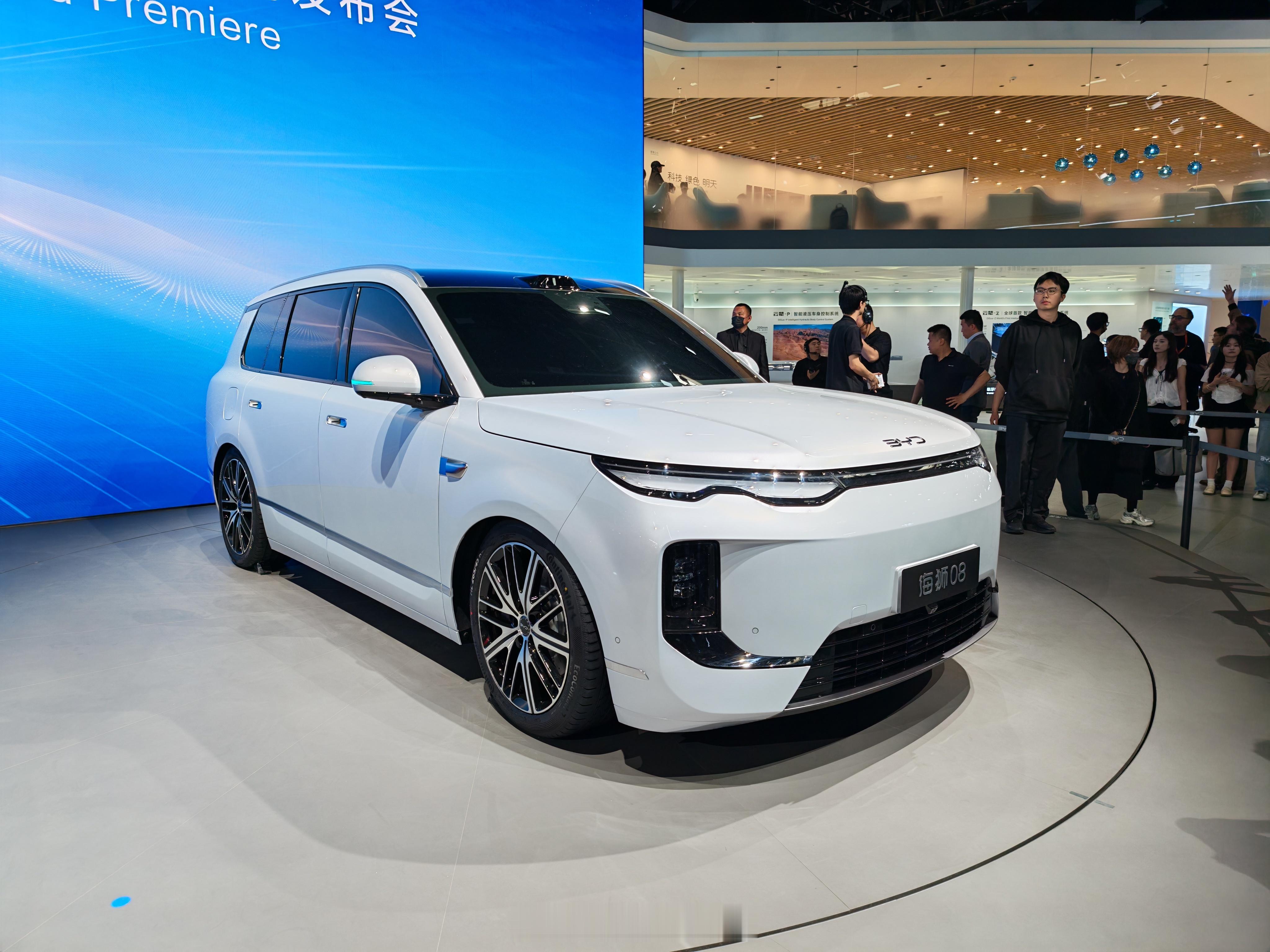 海狮08这姿态够低趴的插混二刀大电池纯电续航400公里，还带闪充，出远门就不怕，