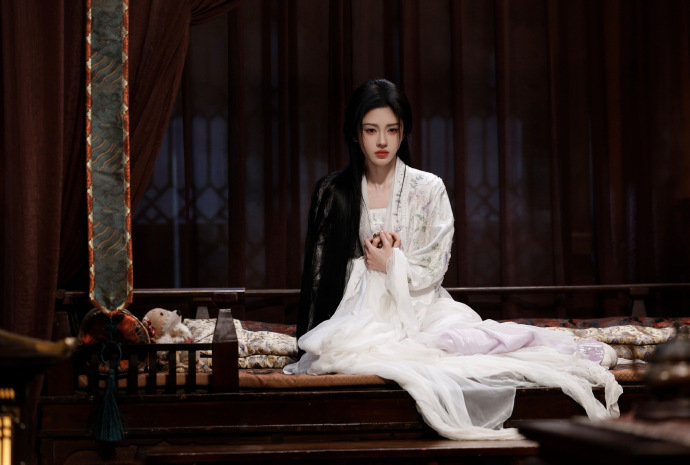 鞠婧祎霜衣落尘 鞠婧祎眼底的光是烧不尽的倔强 鞠婧祎霜衣落尘，鞠婧祎眼底的光是烧