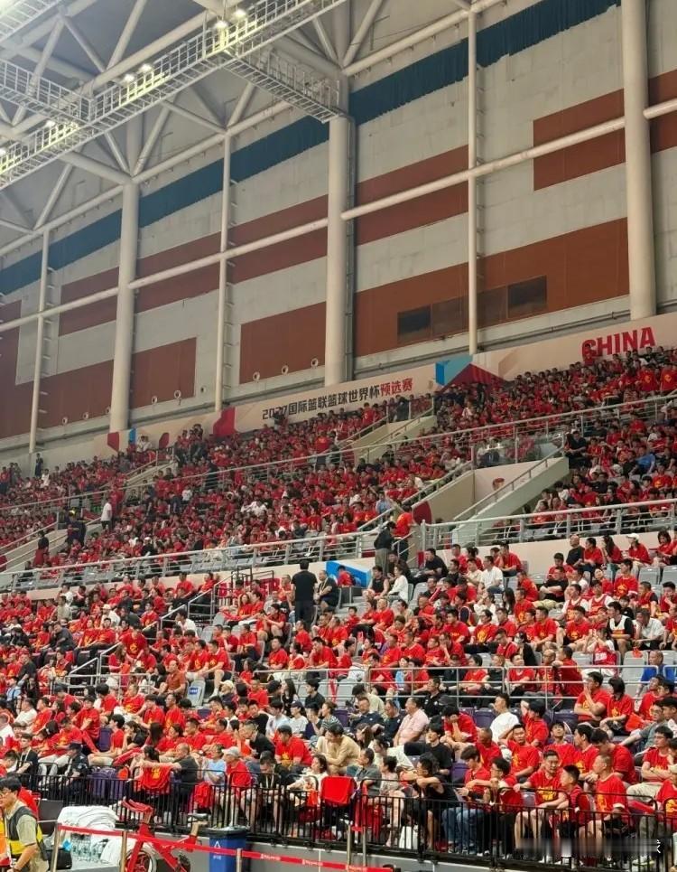 中国男篮的主场球迷真是太心碎了！在今天中国男篮主场迎战日本男篮的世预赛中，当时比