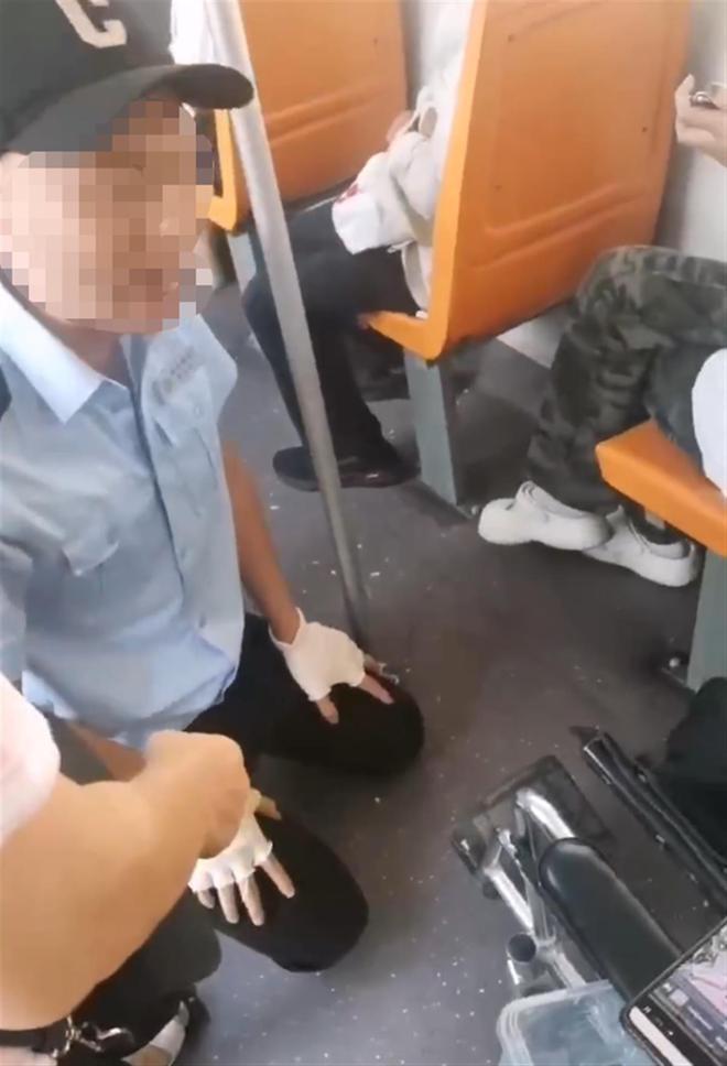 8月27日，一则“成都103路公交车司机哭泣着下跪求乘客撤销投诉”的视频在网上传