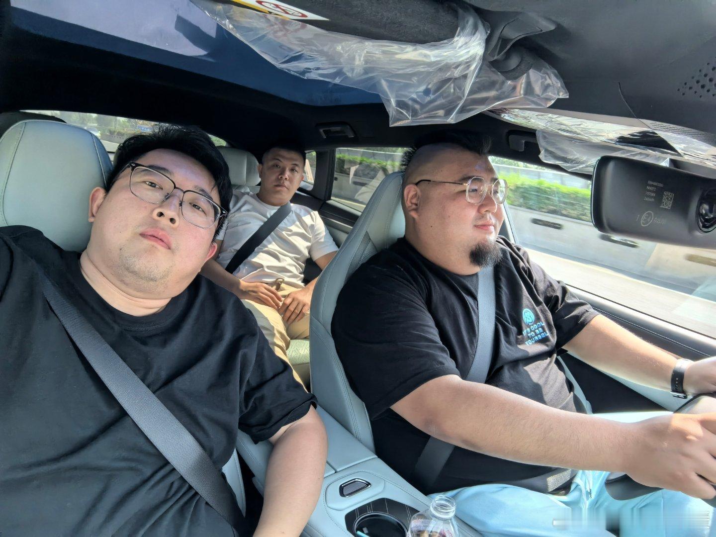 极氪001这舒适度真是没得说，双腔空悬的提升挺明显，要是我们仨这体格子跑续航，太