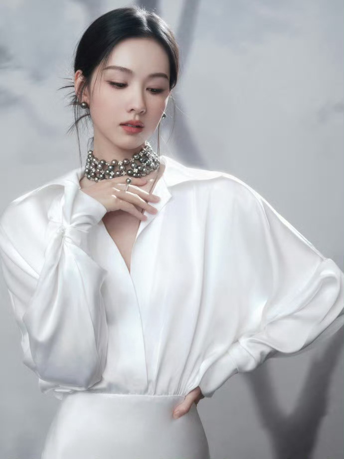 陈都灵出神图就像呼吸一样简单~~盘发造型好优雅，气质拿捏了 