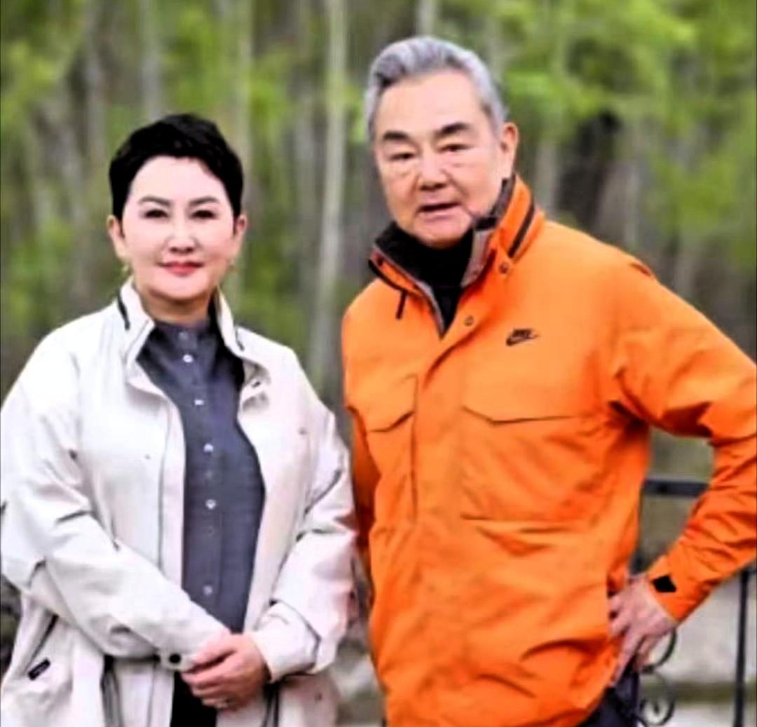 名为“梅雪傲冬”的两国外长合影迅速传遍网络，引发全球热议，不少蒙古网友直言我国外
