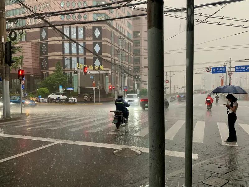 上海强降雨致复旦大学多处严重积水
 
7月19日上海突降极端暴雨，杨浦五角场短时