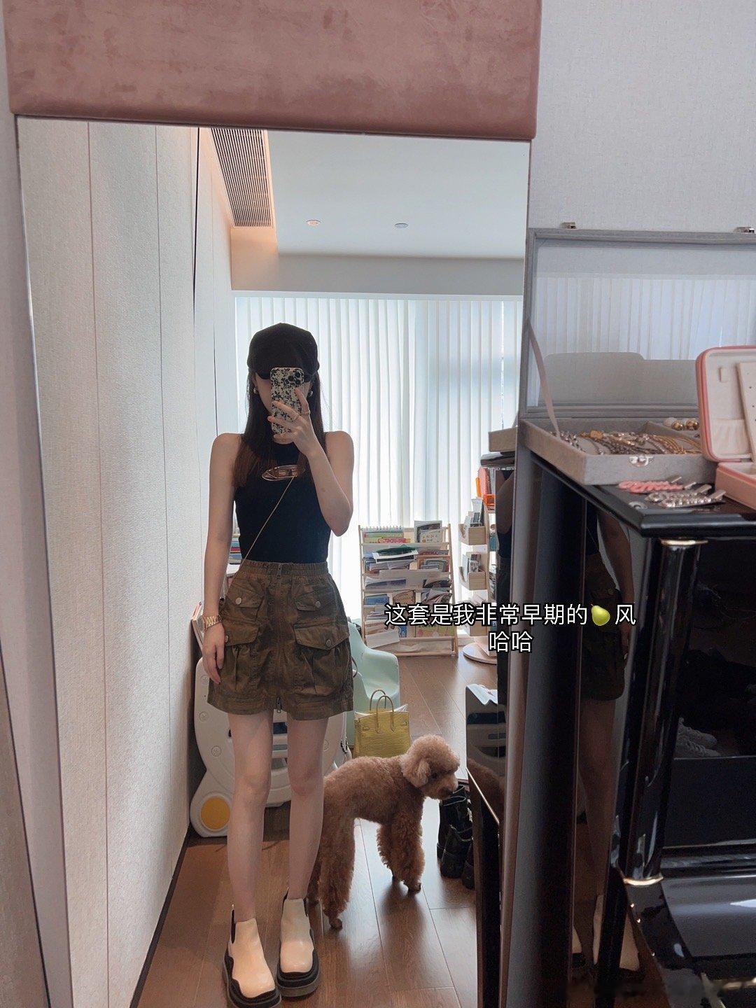 已经出门上班啦今日look是机车风狗宝女[偷笑][偷笑]粘人的小威廉 每次我出门