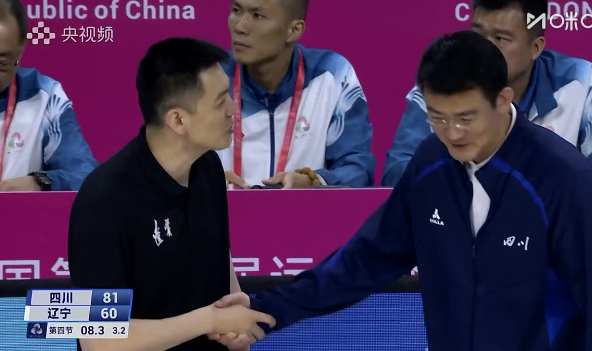 杨鸣握着王博好一顿说 