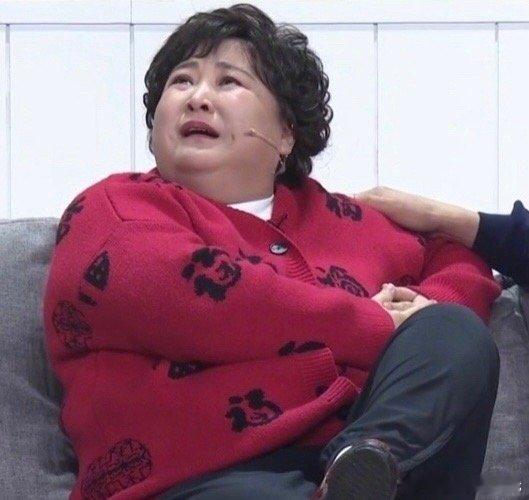 “第一次可以跷二郎腿 嘻嘻”555我们玲儿太不容易了[泪][泪]#贾玲为角色增重