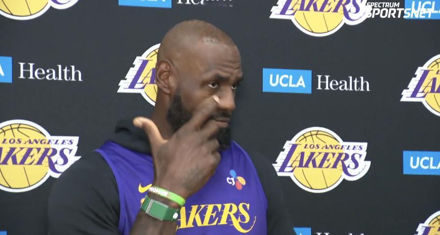 今日，湖人球员勒布朗-詹姆斯在谈到自己为季后赛篮球所做的准备时，谈到了常规赛与季