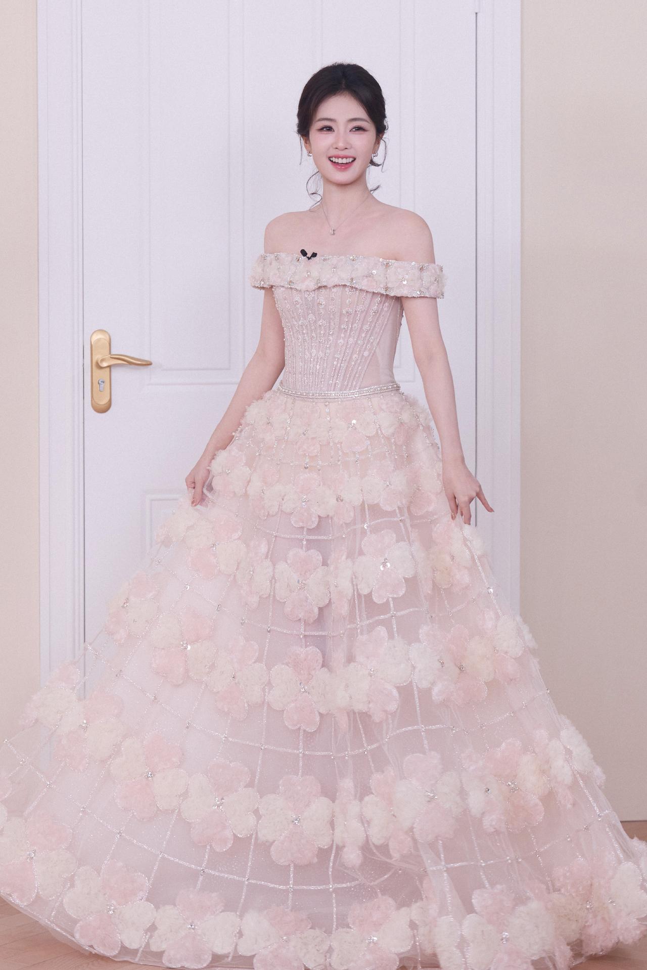 新鲜的鹿鹿[飞吻]
白鹿 娱乐