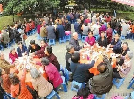 昨天去一乡亲家吃酒席，准备了两百元礼金，有人说这个乡亲从来不搭别人家的礼金，既然