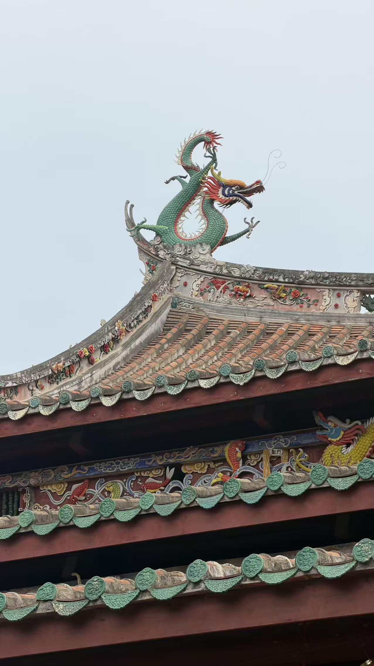 旅行随手拍我外孙女前天去福建泉州旅行，拍的关岳庙，真是气势宏伟啊！